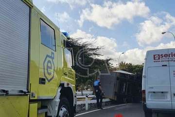 Un camión vuelca en el acceso a Telde desde la GC-1/TA.